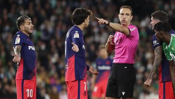 Correa, Jo&atilde;o F&eacute;lix y De Paul protestan al &aacute;rbitro en el Betis-Atl&eacute;tico