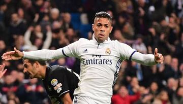 Mariano celebrates his goal against Depor at the Bernabéu