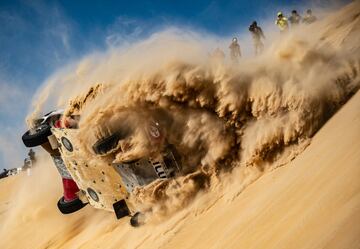 El piloto español Fernando Alonso sufrió un accidente en la décima etapa del Rally Dakar 2020. Llegó a la duna algo pasado de velocidad y por ello acabó cayendo dando dos vueltas de campana.