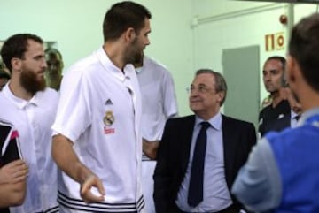 Los jugadores del Real Madrid Felipe Reyes y Sergio Rodríguez saludan al presidente del Real Madrid, Florentino Perez.