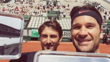 Juan Carlos Ferrero y Carlos Moy&aacute;, tras el partido. 