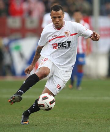 Jugó en el Sevilla de la temporada 2005/06 a la 2010/11, el brasileño procedente del Oporto le costó al club 10M €.