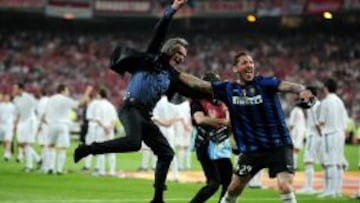 Jose Mourinho y Marco Materazzi celebran la victoria del Inter ante el Bayern en la final de la Champions en el Bernab&eacute;u.