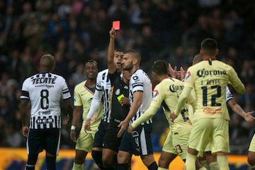 Los jugadores reaccionan ante la polémica arbitral en el Monterrey 3-2 América de la jornada 4 del Clausura 2019 de la Liga MX.