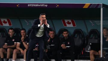 John Herdman le grita a sus jugadores durante el partido contra Bélgica en la fase de grupos de la Copa del Mundo de Qatar.