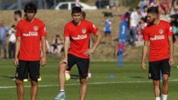 Vel&aacute;zquez, entre Thiago y Carrasco.