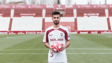 Chema N&uacute;&ntilde;ez posa en su presentaci&oacute;n como jugador del Albacete Balompi&eacute;.