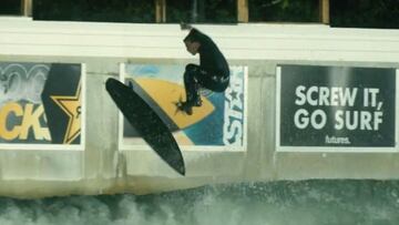 El surfista Brad Flora tirando un 360 Flip en surf en Waco Wave Pool (Texas, Estados Unidos), en abril del 2022. 