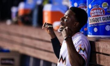 El jugador de béisbol Dee Gordon, de los Miami Marlins, se limpia sus dientes con un chicle en el partido ante los Philadelphia Phillies.
