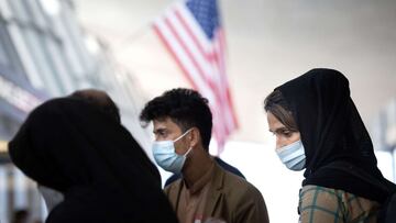 DULLES, VIRGINIA - 26 DE AGOSTO: Refugiados evacuados de Kabul Afganistán esperan para abordar un autobús en el Aeropuerto Internacional de Dulles que los llevará a un centro de procesamiento de refugiados el 26 de agosto de 2021 en Dulles, Virginia.