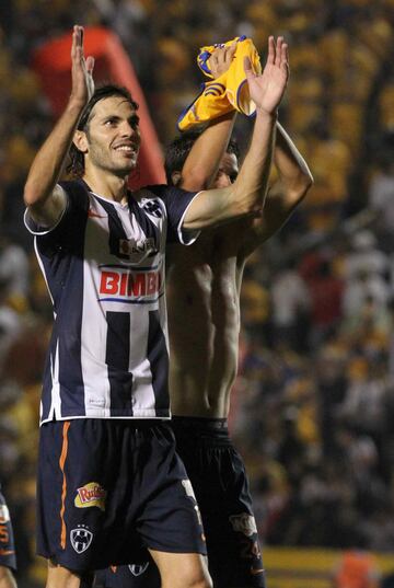 José María Basanta ha disputado 26 duelos, todos con la playera de rayados. Ha marcado 2 goles, en la edición 90, duelo en la InterLiga 2010, al minuto 90 lo empató. El segundo fue en el clásico 111, cuartos de final en el Universitario, los felinos ganaban 3-0, al 91, Basanta puso el descuento.