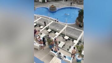 Una turista obliga a un policía a tirarse a la piscina para sacarle y Twitter no da crédito por egoísta