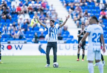 Álvaro Martín, en el momento de hacer el saque de honor en Butarque antes del Leganés - Burgos de la 22-23. 