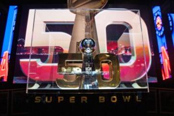 Sin lugar a dudas, la pieza más codiciada del mundo NFL es el trofeo Vince Lombardi. El título de la Super Bowl está expuesto en el Experience de San Francisco para que los aficionados puedan fotografiarlo.