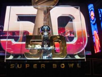 Sin lugar a dudas, la pieza más codiciada del mundo NFL es el trofeo Vince Lombardi. El título de la Super Bowl está expuesto en el Experience de San Francisco para que los aficionados puedan fotografiarlo.