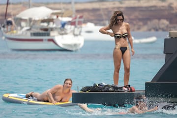 El jugador nacionalizado español y su mujer, la modelo y presentadora, aprovechan sus vacaciones disfrutando de las aguas ibicencas a bordo de un yate.