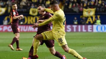 Thomas Vermaelen, jugador del Barcelona, y Raba, del Villarreal, en un duelo de LaLiga Santander.