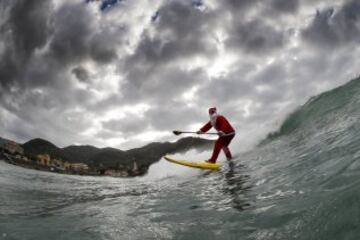 El surfista italiano Federico Piccinaglia cogiendo olas vestido de Santa Claus cerca de La Spezia, Italia. 