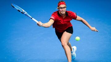 Kirsten Flipkens devuelve una bola ante Garbiñe Muguruza durante su partido de Copa Federación.