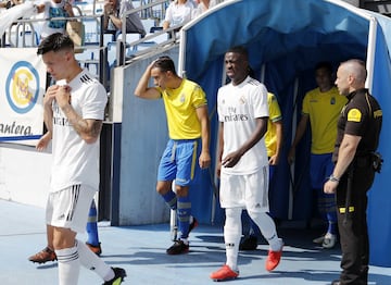 Vinícius Júnior emerges from the tunnel.