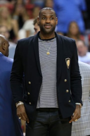LeBron James, de calle en la visita de los Cavs a Miami. No jugó por decisión de Blatt.