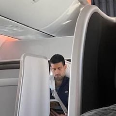 Nueva polémica con Djokovic: fotografiado en el avión sin mascarilla