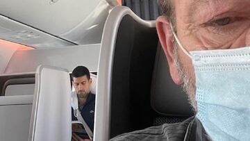 El tenista serbio Novak Djokovic, pillado sin mascarilla en el vuelo de vuelta a Serbia tras ser deportado de Australia.