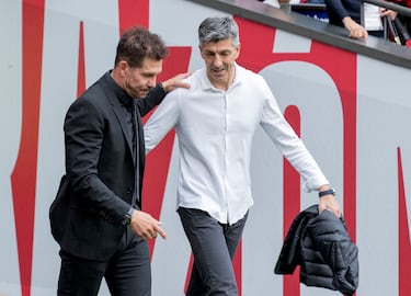 El entrenador del Atlético de Madrid, Simeone y el entrenador de la Real Sociedad, Imanol, se saludan antes del inicio del encuentro. 