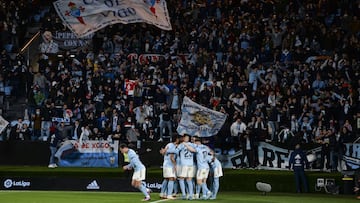 Los jugadores del Celta celebran delante de la grada de animaci&oacute;n de Bala&iacute;dos el tanto de la victoria ante el Mallorca.