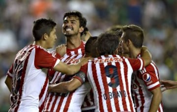 Oswaldo Alanís festeja el gol de Chivas.