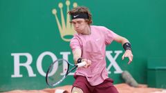 Andrey Rublev ejecuta un drive en Montecarlo.