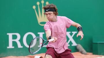 Andrey Rublev ejecuta un drive en Montecarlo.