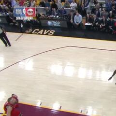 La canasta imposible de LeBron: no se ve ni en los videojuegos...