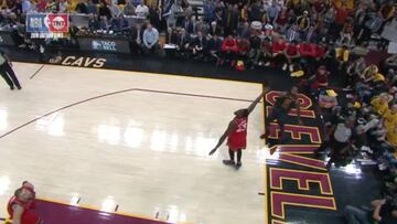 La canasta imposible de LeBron: no se ve ni en los videojuegos...