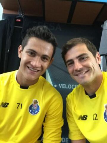 Iker Casillas y Raúl Gudino.