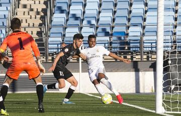 Real Madrid Castilla 1-0 SS de los Reyes | Rodrygo inició la jugada por la izquierda, soportó un golpe y logró crear la acción necesaria para que Reinier prolongase con una delicatessen de tacón para Fidalgo, que marcó con calidad. 