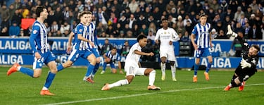 Vini le lanza un cable a Xabi