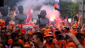Dortmund (Germany), 10/07/2024.- Supporters of the Netherlands make their way to the stadium for the UEFA EURO 2024 semi-finals soccer match between the Netherlands and England, in Dortmund, Germany, 10 July 2024. (Alemania, Países Bajos; Holanda) EFE/EPA/CHRISTOPHER NEUNDORF