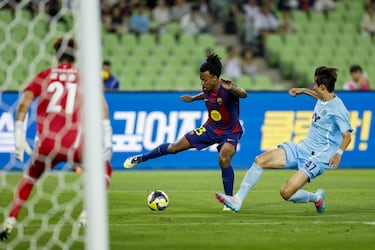 Jules Hurts (C), de Barcelona, se ele mostrou Ante Sweane Oh, de Daegu FC.