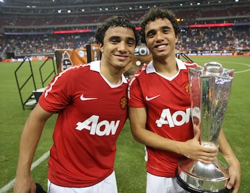 Rafael y Fabio Da Silva llegaron 18 años al Manchester United, donde se las prometían muy felices. Allí estuvieron juntos hasta 2014, cuando Fábio se marchó al Cardiff City. Nunca volvieron a coincidir en un mismo equipo.