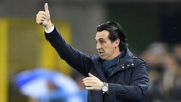 Paris Saint-Germain's Spanish head coach Unai Emery gives his instructions during the French League Cup round of 16 football match between Strasbourg (RCSA) and Paris-Saint-Germain (PSG) on December 13, 2017 at the Meinau stadium in Strasbourg, eastern France. / AFP PHOTO / Patrick HERTZOG