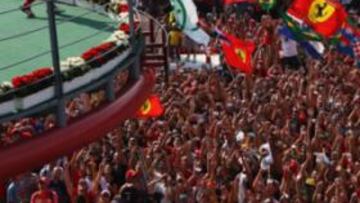 <b>BAÑO DE MULTITUDES. </b>Miles de 'tifosi' celebraron el tercer puesto que logró Fernando Alonso el pasado año en el circuito de Monza.