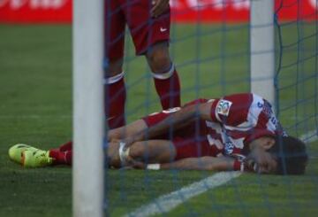 Diego da Silva Costa del Atlético de Madrid golpea su pierna izquierda contra el poste después de anotar durante el partido de fútbol de la liga española Getafe CF vs Club Atlético de Madrid en el estadio Coliseum Alfonso Pérez