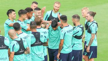 Los jugadores del Cádiz hacen un pasillo a Santiago Arzamendía tras ser llamado por Paraguay.