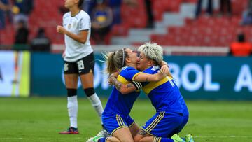 AME7156. QUITO (ECUADOR), 22/10/2022.- Las jugadoras del Boca Junior de Argentina celebran su triunfo ante el Corinthians de Brasil y la clasificación a semifinal durante un partido de la Copa Libertadores de Mujeres, hoy en Quito (Ecuador). EFE/José Jácome
