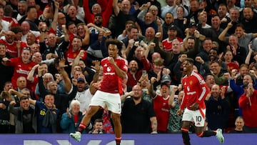 Soccer Football - Premier League - Manchester United v Fulham - Old Trafford, Manchester, Britain - August 16, 2024 Manchester United's Joshua Zirkzee celebrates scoring their first goal with Marcus Rashford REUTERS/Molly Darlington EDITORIAL USE ONLY. NO USE WITH UNAUTHORIZED AUDIO, VIDEO, DATA, FIXTURE LISTS, CLUB/LEAGUE LOGOS OR 'LIVE' SERVICES. ONLINE IN-MATCH USE LIMITED TO 120 IMAGES, NO VIDEO EMULATION. NO USE IN BETTING, GAMES OR SINGLE CLUB/LEAGUE/PLAYER PUBLICATIONS. PLEASE CONTACT YOUR ACCOUNT REPRESENTATIVE FOR FURTHER DETAILS..