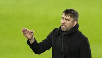 Eduardo Coudet realiza una indicaci&oacute;n durante el partido entre el Celta y el Elche.