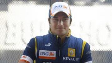 <b>HOMENAJE.</b> El compañero de Alonso ha descubierto una placa en honor a su padre, tres veces campeón del mundo.