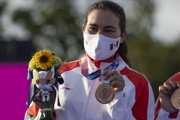 Alejandra Valencia ganó junto con Luis Álvarez la medalla de bronce por equipos en tiro con arco mixto en los Juegos Olímpicos de Tokio. En la prueba individual quedó eliminada en cuartos de final. La presea conquistada por la pareja fue la 70° en la historia de la delegación mexicana.