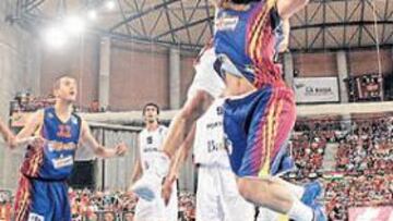 <b>SOLUCIONES INDIVIDUALES. </b>Abiertos Pau Gasol y Sergio Rodríguez, Felipe Reyes entra, rompe la defensa de Portugal y sufre bajo cesta, sacando falta personal con tiro.